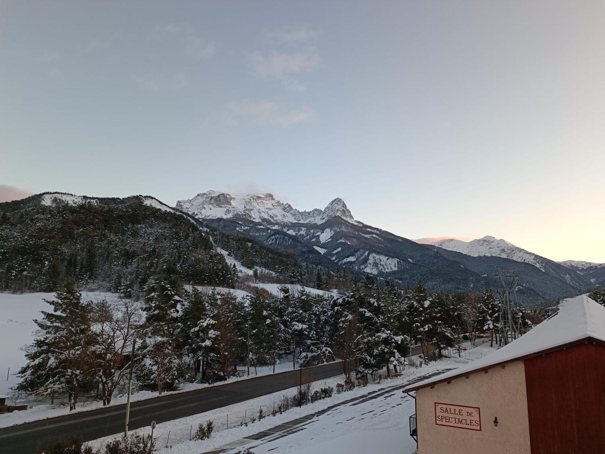 Grand Studio 3 Personnes Idealement Place Barcelonnette Dış mekan fotoğraf